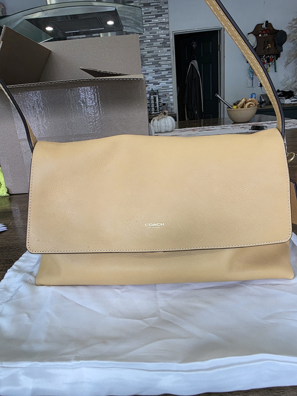 COACH  Vanilla Chelsea 30